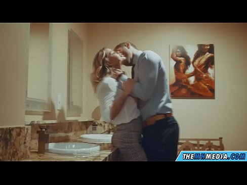 ❤️ Коли грудаста блондинка спокушає вас у громадському туалеті Порно vk у нас ❤